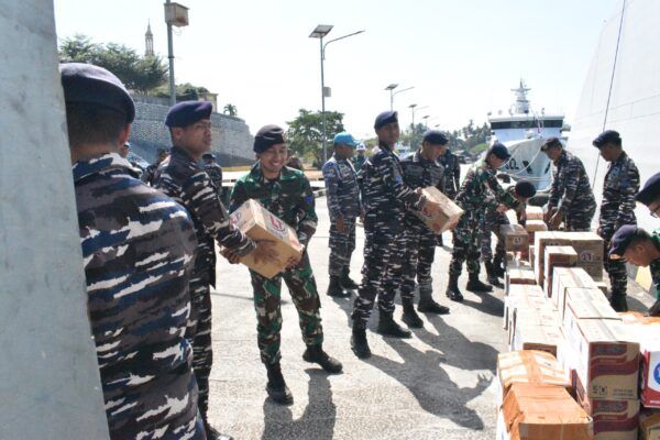 Bukan Cuma Jaga Laut, KRI Bung Hatta-370 Kini Angkut Bantuan Kemanusiaan untuk Korban Gempa NTT