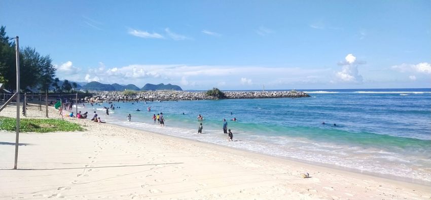 Buih Putih Bagai Salju, Pantai Babah Kuala Aceh Bikin Wisatawan Betah