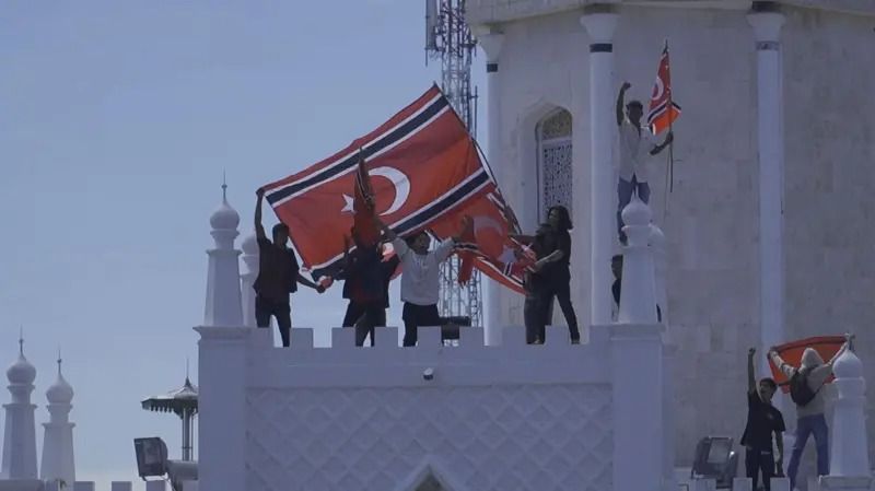 Yang Berbahaya Bukan Benderanya