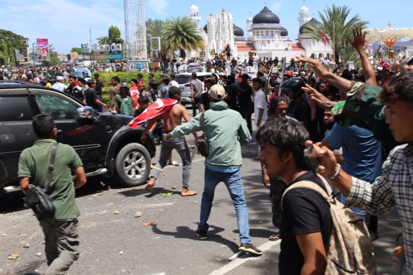 Bendera Merah Putih Diturunkan saat HDA ke-21, Massa dan Aparat Terlibat Ricuh di Masjid Raya