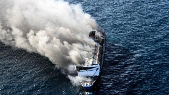 9 Kapal Bahu-membahu, 232 Korban Kebakaran Mutiara Sentosa 2 Berhasil Dievakuasi