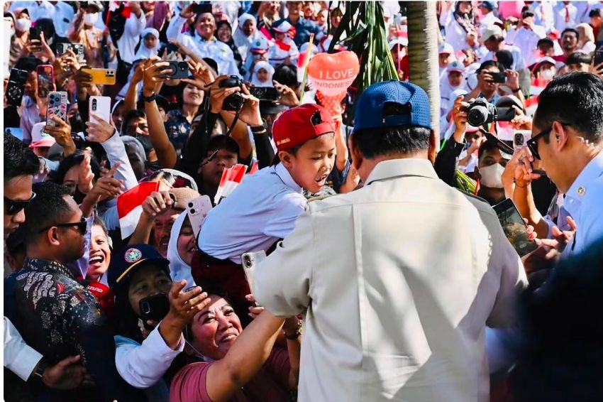 Berdesakan di Sepanjang Rute, Ribuan Warga Jembrana Sambut Meriah Kedatangan Prabowo ke PLTS Gilimanuk