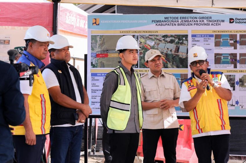Turun Langsung ke Tebing Sungai, Gibran Saksikan Dampak Banjir Bireuen dari Dekat