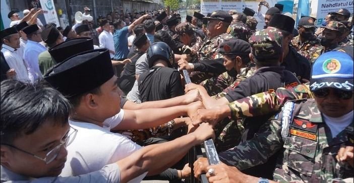 Pagar Roboh & Saling Dorong Pecah! Klausul 'Iddah Politik' Meledak Jadi Kericuhan Massal di Muktamar NU Jombang