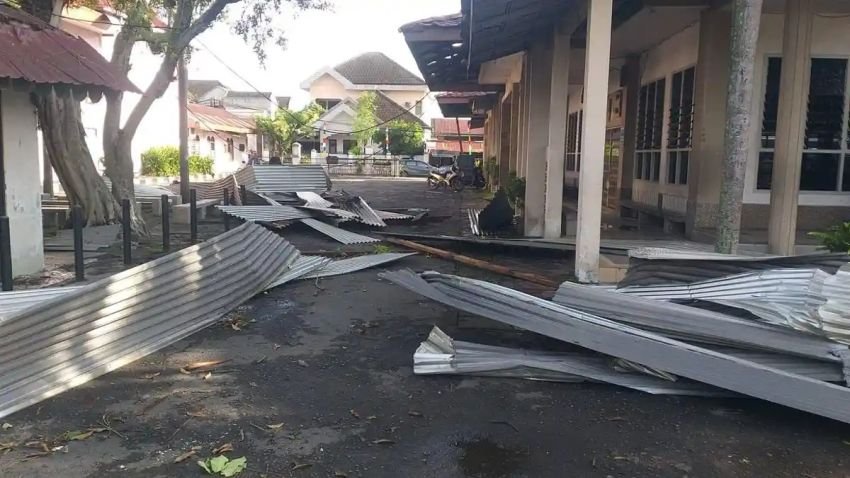 "Bunyinya Keras Kali," Warga Medan Ceritakan Detik-detik Angin Kencang Rusak 11 Rumah dan Tumbangkan Pohon