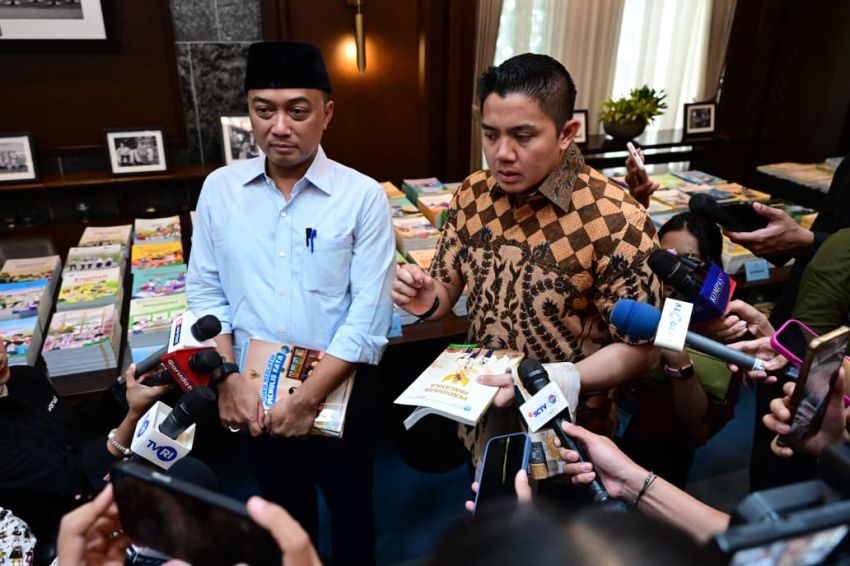 Cek Buku Satu-satu, Prabowo Kaget Lihat Tulisan Kecil dan Kertas Gampang Rusak