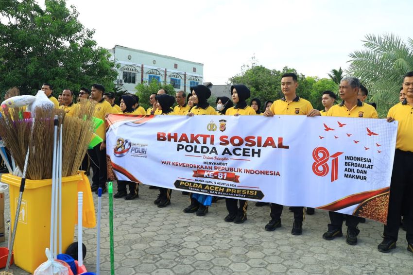 Sambut HUT ke-81 RI, 27 Satker Polda Aceh Serentak Gotong Royong Bersihkan Rumah Ibadah