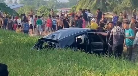 KA Siantar Ekspres Tabrak Avanza di Perlintasan Tanpa Palang, 1 Penumpang Tewas