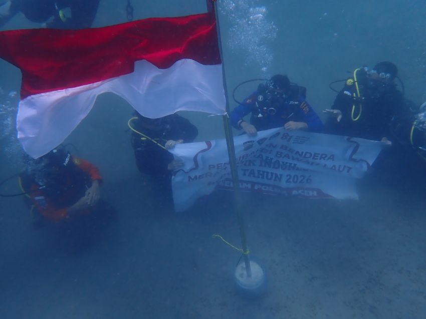 HUT Ke-81 RI, Polairud Polda Aceh Kibarkan Merah Putih di Dasar Laut Krueng Raya