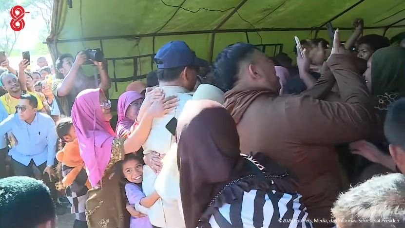 Momen Haru Prabowo Peluk Anak-anak Pengungsi di Nagekeo, Sampaikan Duka untuk Korban Gempa Flores