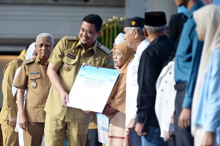 Bobby Nasution Serahkan Hibah Rp200 Miliar kepada 567 Penerima, Rumah Ibadah hingga Mahasiswa Dapat Bantuan