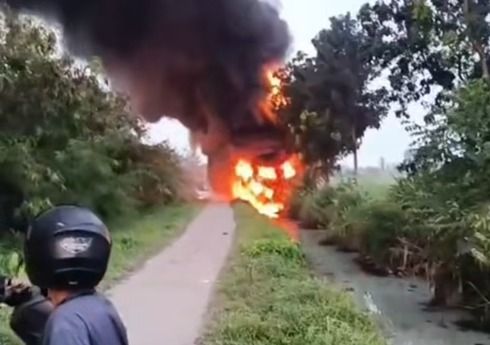 Diduga Tercemar Limbah Minyak dan Oli, Parit di Deli Serdang Mendadak Terbakar