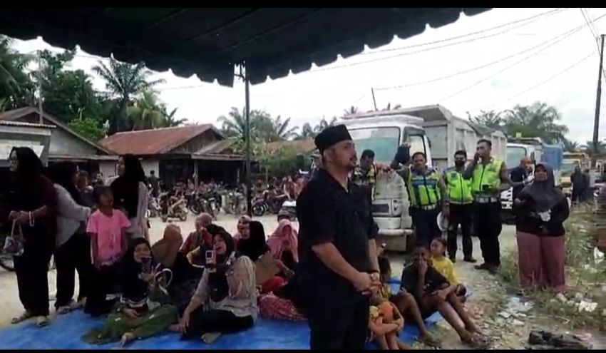 Duduk Bershalawat di Tengah Jalan, Warga Pematang Cengal Kembali Blokir Akses Jalan: Tolak Janji, Tuntut Aspal Permanen