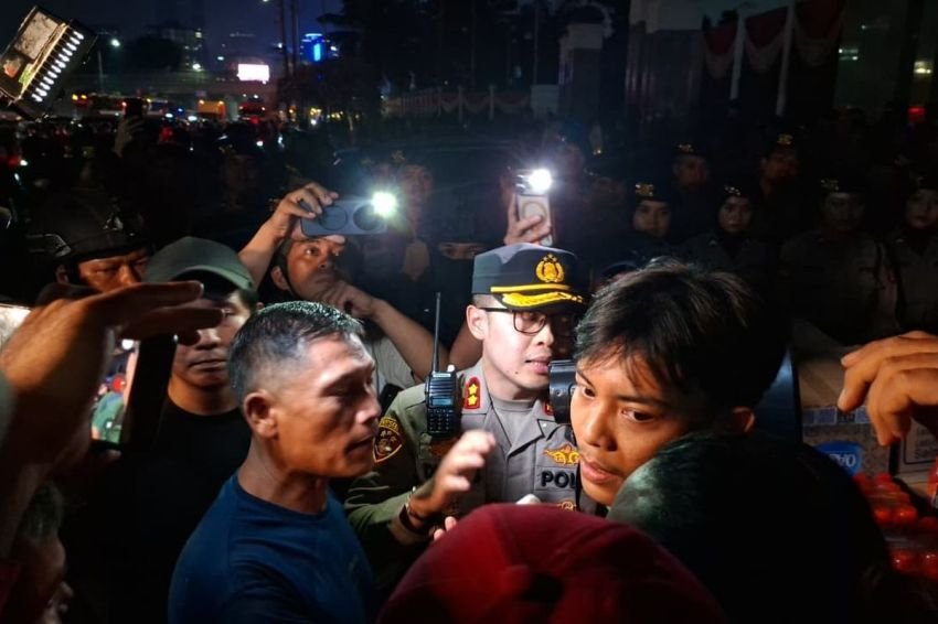 Aksi Memanas di Depan DPR! Ngotot Bertahan Lewat Magrib, Massa Warga Pati dan Ojol Didesak Bubar