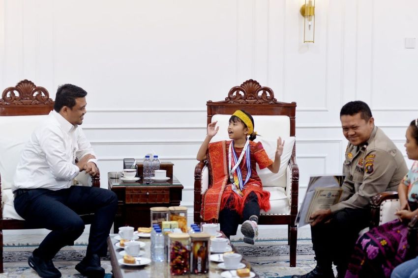 Cuma Minta Meja Belajar, Siswi SD Juara Olimpiade Matematika Ini Malah Diborongin Beasiswa