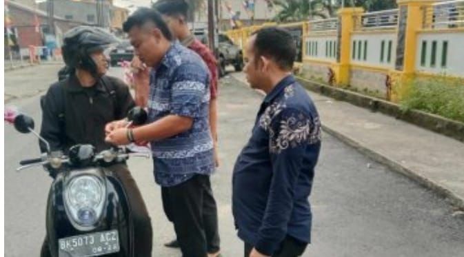 Sambut HUT ke-81 RI: Kecamatan Medan Amplas Turun ke Jalan Bagikan 400 Bendera Merah Putih ke Warga dan Pengendara