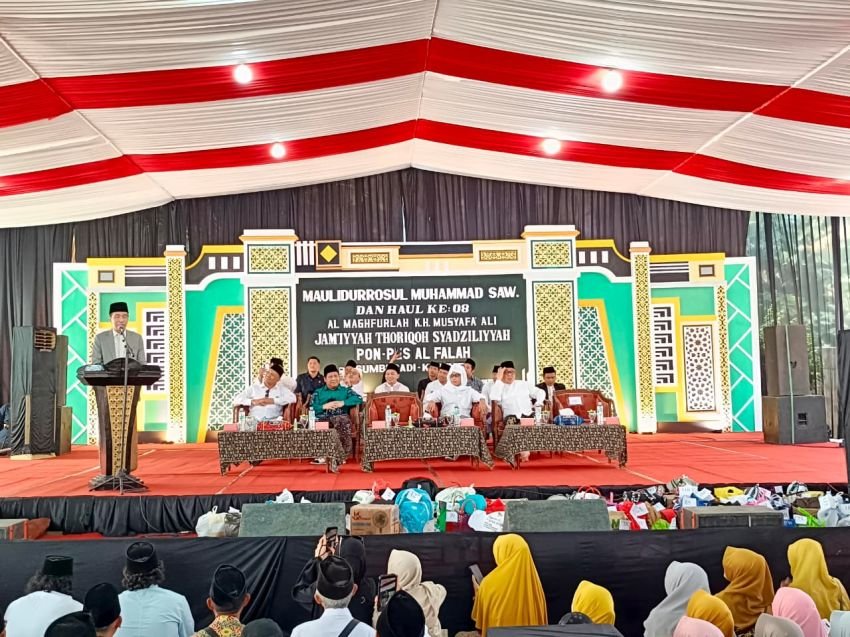 Ibarat Meludahi Matahari! Pengasuh Ponpes Somalangu Pasang Badan Bela Jokowi dari Badai Fitnah dan Caci Maki