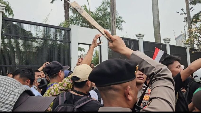 Golok Dibungkus Kardus Ditemukan di Tengah Demo DPR, Pembawanya Nyaris Diamuk Massa