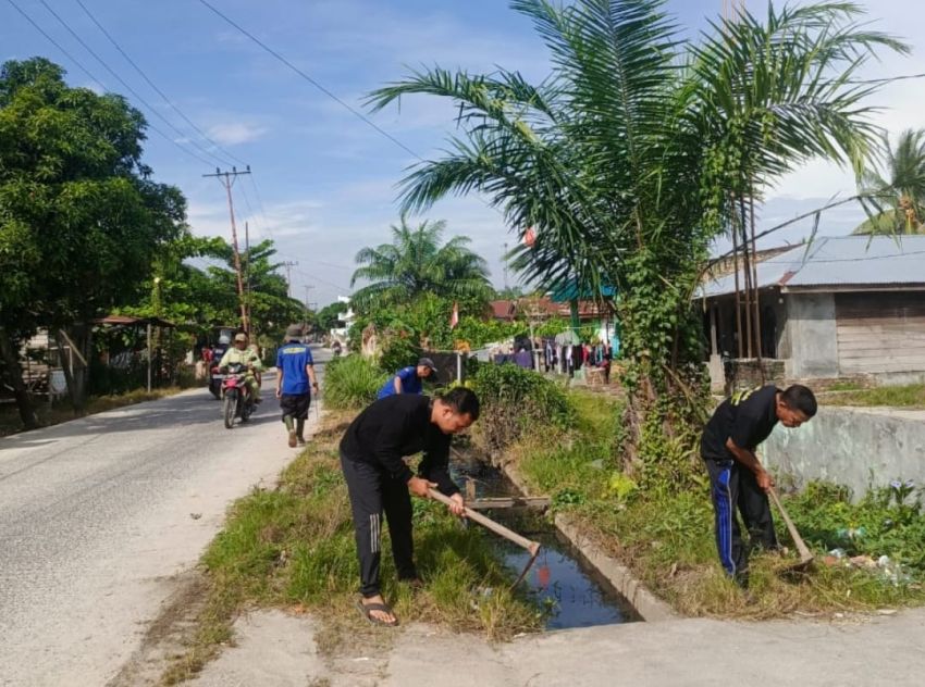 Sambut HUT ke-81 RI, Kepala Desa Suka Maju Pimpin Langsung Gotong Royong Bersama Warga