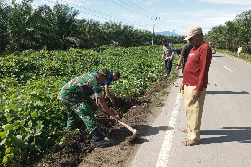 Semangat Kemerdekaan! TNI-Polri dan Warga Cot Girek Gotong Royong Bersihkan Lingkungan Sambut HUT Ke-81 RI