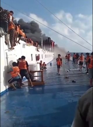 Asap Hitam Mengepul di Tengah Laut, KM Mutiara Sentosa 2 Terbakar di Sumenep