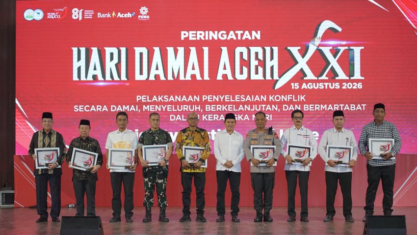 21 Tahun Damai Aceh, Kapolda Terima Penghargaan Gubernur di Tengah Kehadiran Dubes Negara Sahabat