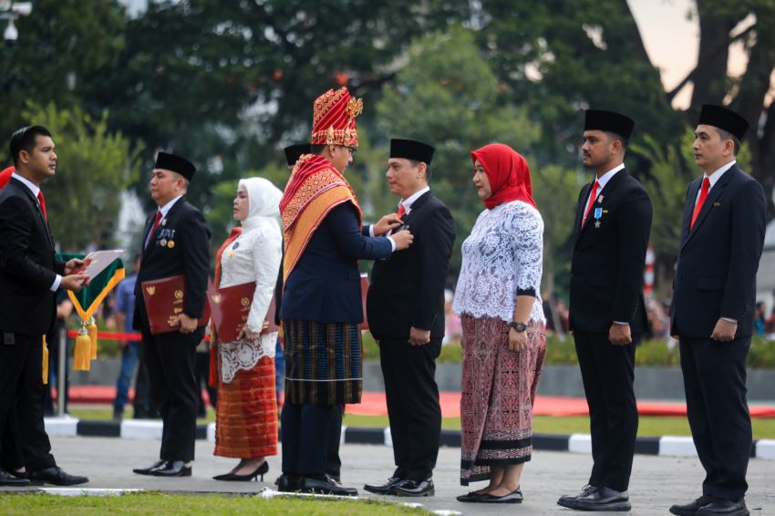 20 Tahun Mengabdi, Kadis Kominfo Medan Arrahmaan Pane Terima Satyalancana Karya Satya