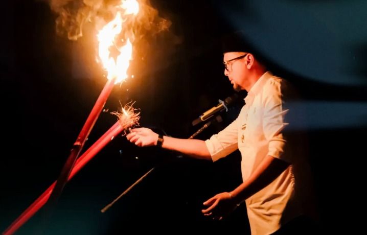Nyala Obor Terangi Labusel, Bupati Fery Pimpin Taptu Sambut HUT RI ke-81