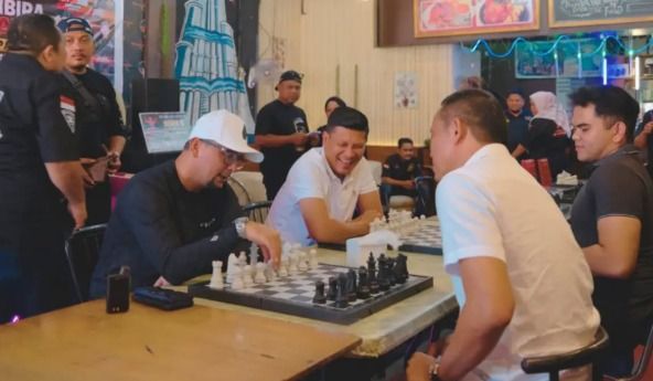Bupati Labusel Buka Catur Gembira, Pertemukan Insan Pers dan LSM dalam Suasana Santai
