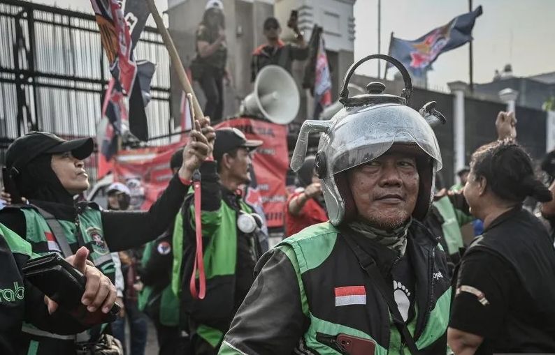 'Begadang demi Mas Botok!' Ojol dan Kurir Online Rela Bermalam di Depan DPR Kawal Warga Pati