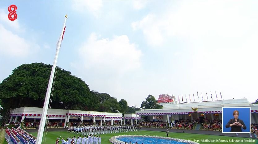 Langkah Hati-hati Celina Bawa Bendera Pusaka dari Tangan Prabowo hingga Berkibar di Istana