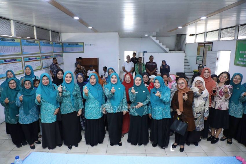 Ketua TP PKK Asahan Serahkan Bantuan untuk Poklak UP2K Sentang, Dorong Pengembangan UMKM dan Persiapan Lomba Provinsi