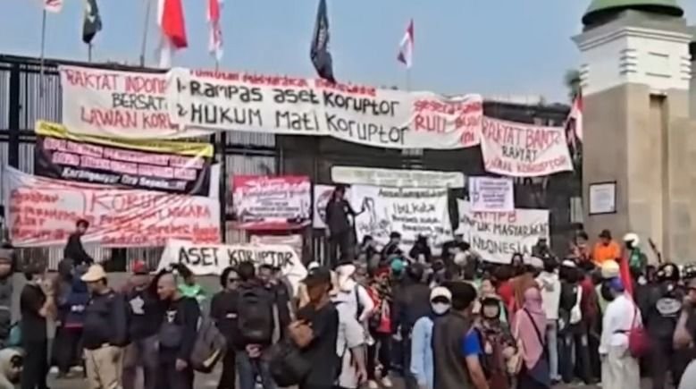 Usai Dapat Komitmen DPR, Massa AMPB dari Pati Tertib Tinggalkan Gedung DPR