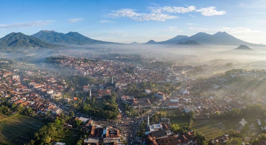 Cuaca Jawa Barat Hari Ini, Jumat 7 Agustus: Udara Kabur dan Kabut Asap Selimuti Sejumlah Wilayah, Bekasi Capai 35 Derajat