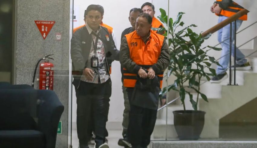 Dari Podium Kampus ke Rompi Oranye, Rektor Unsoed Bungkam Saat Digiring KPK Menuju Rutan Dini Hari