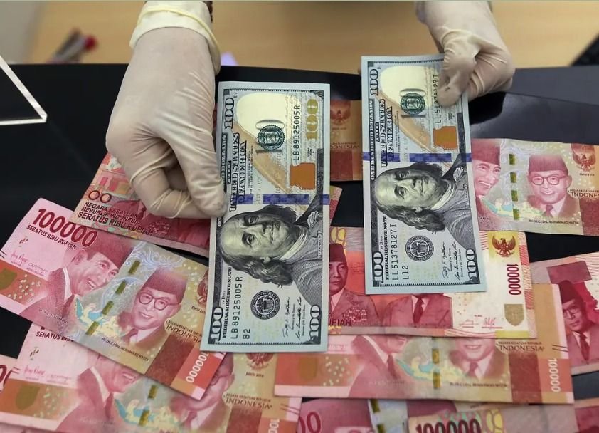 Rupiah Ditutup Menguat 51 Poin ke Rp17.693 per Dolar AS