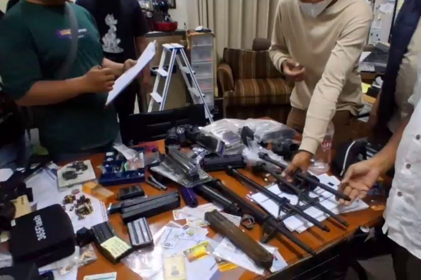 Geger! Ratusan Senjata, Narkotika, hingga CD Video Porno Ditemukan di Ruangan Yayasan Sekolah Jaksel