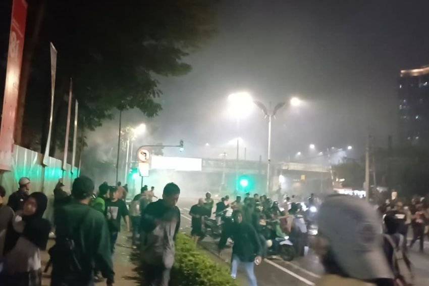 Mencekam di Pejompongan! Tembakan Gas Air Mata Paksa Massa Kocar-Kacir, Sejumlah Warga Tumbang Sesak Napas