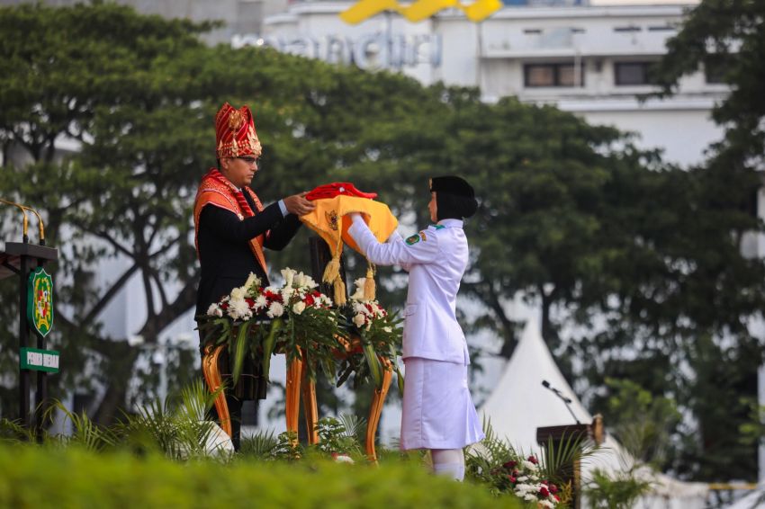 Rico Waas Pimpin Penurunan Bendera HUT ke-81 RI di Lapangan Merdeka, Sejumlah ASN Terima Satyalancana dari Presiden