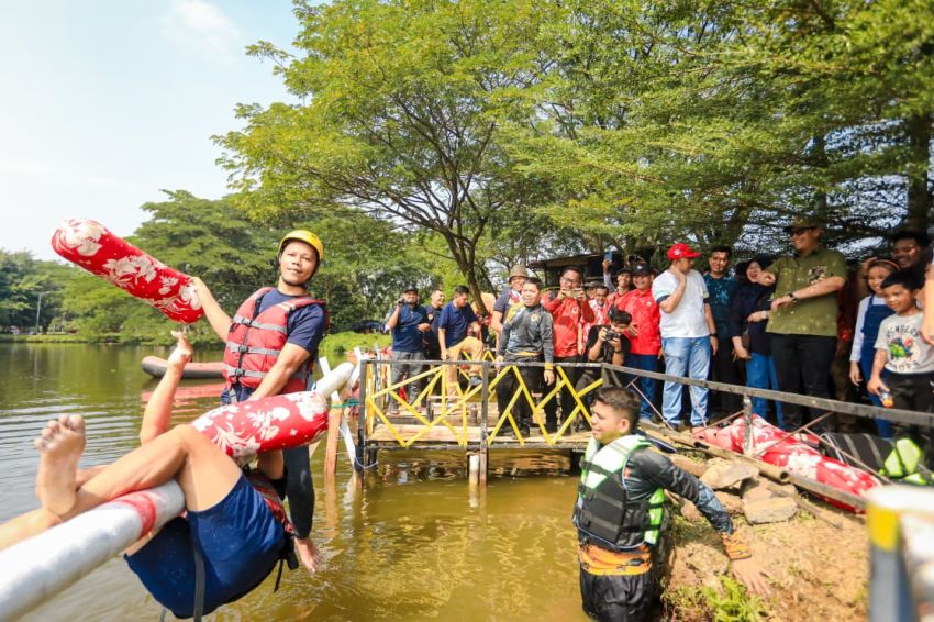 128 ASN Adu Nyali di Atas Danau Cadika, Lomba Pukul Bantal Bikin Penonton Pecah