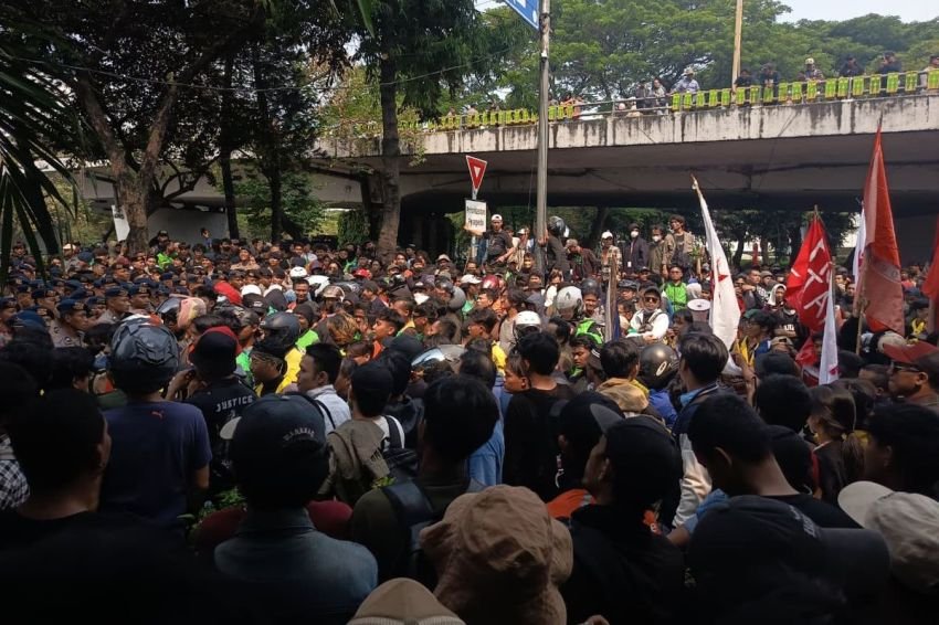 Mahasiswa UT dan Warga Dicegat Polisi di Gerbang Pemuda, Massa Minta Akses ke DPR Dibuka