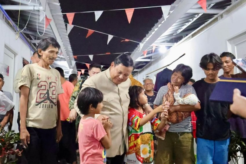 Prabowo Tinjau Hunian Baru Warga Senen yang Direlokasi dari Bantaran Rel