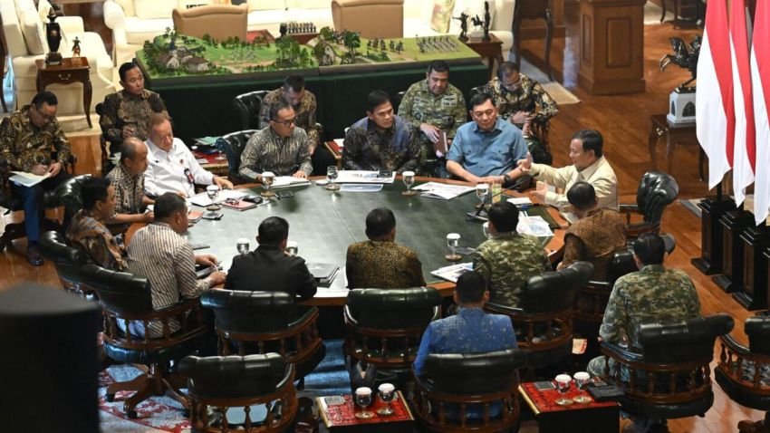 Rapat Maraton di Hambalang, Prabowo Bahas Karhutla hingga Gempa Flores dan Erupsi Merapi Sekaligus
