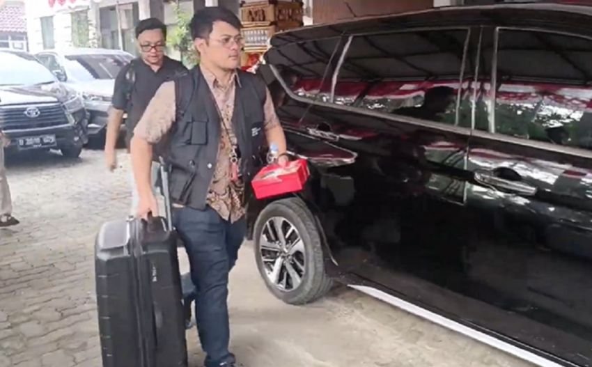 Geledah Disdik Bogor, KPK Angkut Koper Misterius Usai Sebelumnya Sita Rp1,5 Miliar