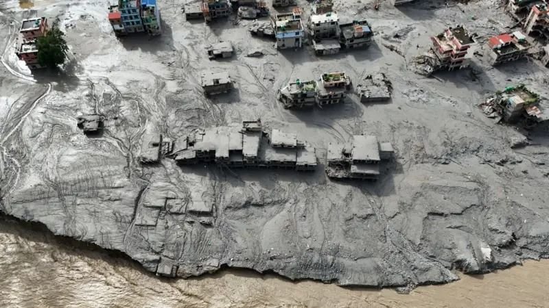 "Tidak Ada yang Tersisa" - Nepal-China Berpacu Cari Nyaris 3.000 Orang di Tengah Ancaman Banjir Susulan
