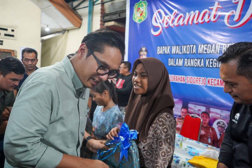 Malam Minggu Bareng Warga Medan Tembung, Rico Waas Dengar Keluhan hingga Janjikan 30 Truk Sampah