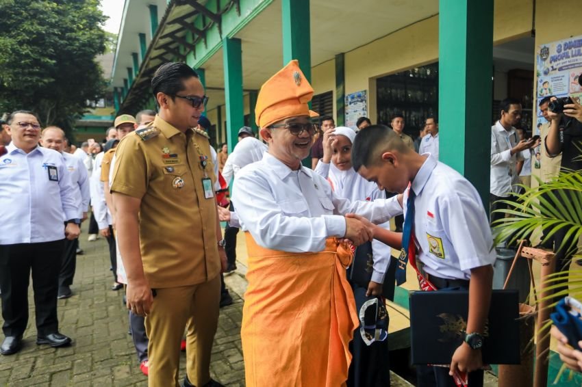 Semangat Anak Indonesia Hebat Menggema di SMPN 1 Medan, Abdul Mu&rsquo;ti Ajak Siswa Tanamkan 7 Kebiasaan