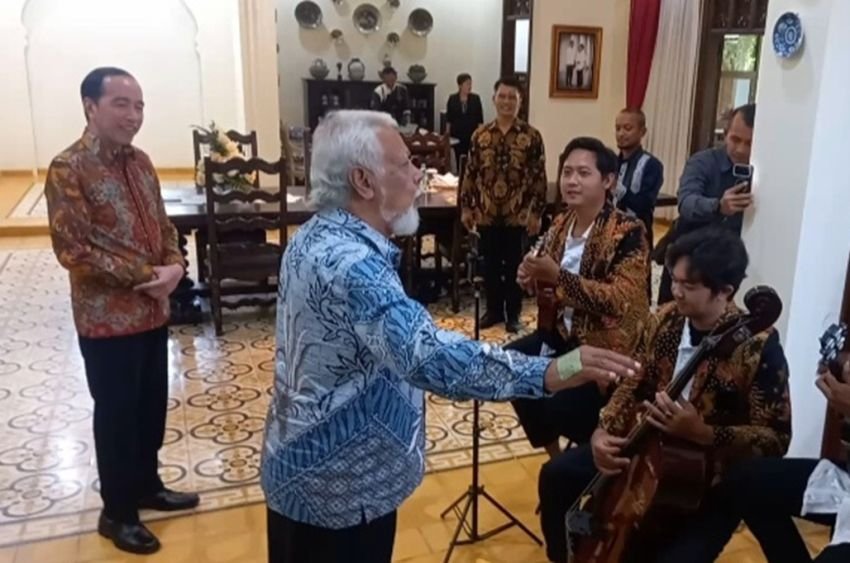 Gaya Xanana Gusmao 'Berdirigen' Grup Keroncong saat Sambangi Rumah Jokowi di Solo