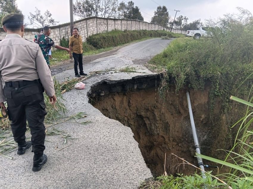 Terancam Putus Jalan Karo-Langkat Amblas Buat Warga Pakai Pohon Kelapa, DPRD Desak BMBKCK Gerak Cepat