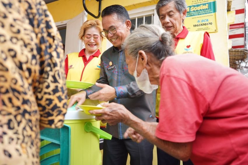 Boyong Keluarga Layani Makan Siang Gratis 350 Lansia, Wawako Medan Zakiyuddin Sentil Kepedulian Camat-Lurah